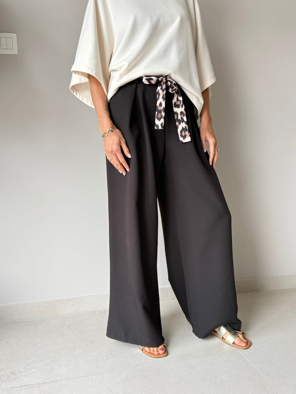 Lucy Pantalon met Leopard Riem Zwart